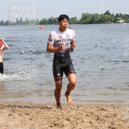 15.06.2025 - 27. Vierlanden-Triathlon Lena Gebhardt http://msf.ph/oto/8050257 15.06.2025 09:57:17 Schwimmen 263, 293, 296, 324, 343 meine-sportfotos.de