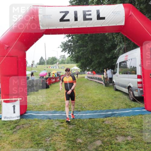 21.06.2025 - 27. Vierlanden-Triathlon MichiJ http://msf.ph/oto/8050258 15.06.2026 14:31:40 Ziel 1243, 1257 meine-sportfotos.de