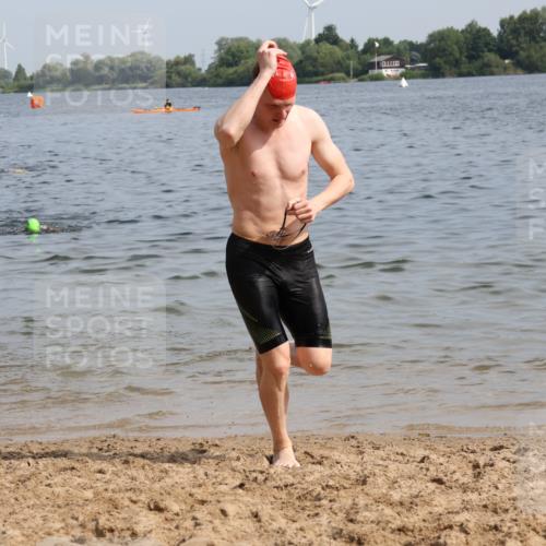 15.06.2025 - 27. Vierlanden-Triathlon Lena Gebhardt http://msf.ph/oto/8050272 15.06.2025 09:57:20 Schwimmen 263, 293, 296, 324, 343 meine-sportfotos.de