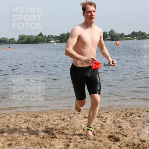 15.06.2025 - 27. Vierlanden-Triathlon Lena Gebhardt http://msf.ph/oto/8050274 15.06.2025 09:57:21 Schwimmen 293, 296, 309, 324, 343 meine-sportfotos.de