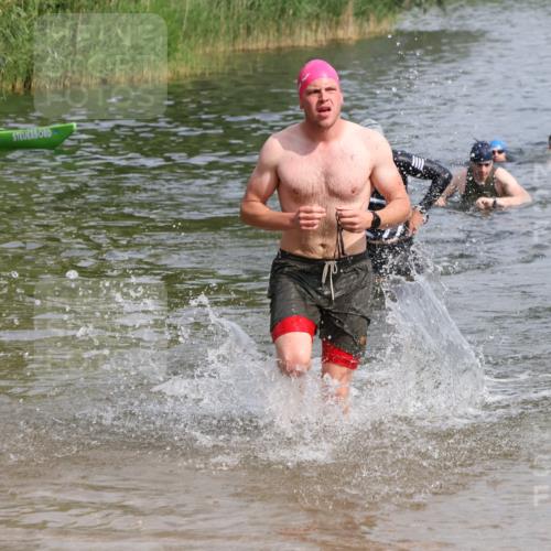 15.06.2025 - 27. Vierlanden-Triathlon Lena Gebhardt http://msf.ph/oto/8050277 15.06.2025 09:57:23 Schwimmen 293, 296, 309, 324, 343 meine-sportfotos.de