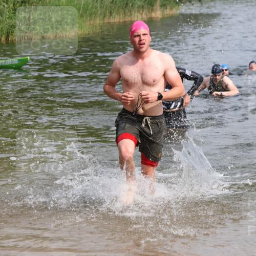 15.06.2025 - 27. Vierlanden-Triathlon Lena Gebhardt http://msf.ph/oto/8050279 15.06.2025 09:57:23 Schwimmen 293, 296, 309, 324, 343 meine-sportfotos.de