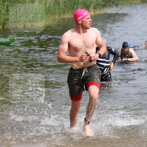 15.06.2025 - 27. Vierlanden-Triathlon Lena Gebhardt http://msf.ph/oto/8050281 15.06.2025 09:57:23 Schwimmen 293, 296, 309, 324, 343 meine-sportfotos.de