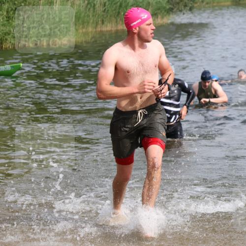 15.06.2025 - 27. Vierlanden-Triathlon Lena Gebhardt http://msf.ph/oto/8050283 15.06.2025 09:57:23 Schwimmen 293, 296, 309, 324, 343 meine-sportfotos.de