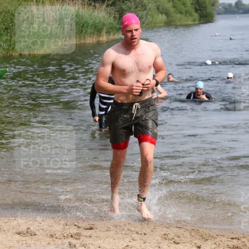 15.06.2025 - 27. Vierlanden-Triathlon Lena Gebhardt http://msf.ph/oto/8050285 15.06.2025 09:57:24 Schwimmen 293, 296, 309, 324, 343 meine-sportfotos.de