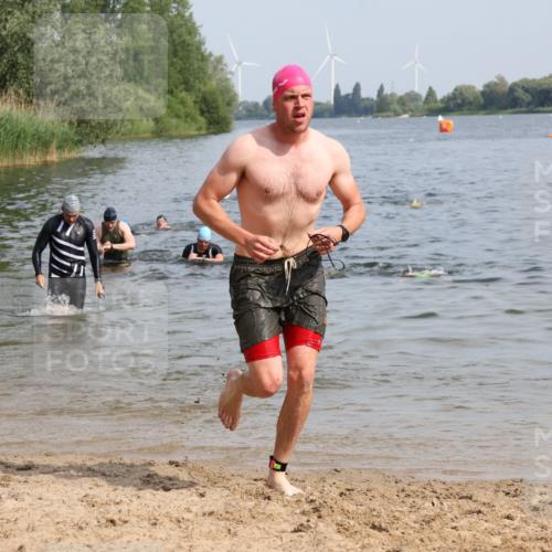 15.06.2025 - 27. Vierlanden-Triathlon Lena Gebhardt http://msf.ph/oto/8050287 15.06.2025 09:57:25 Schwimmen 293, 296, 309, 324, 343 meine-sportfotos.de