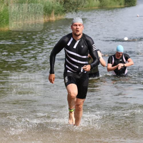 15.06.2025 - 27. Vierlanden-Triathlon Lena Gebhardt http://msf.ph/oto/8050296 15.06.2025 09:57:29 Schwimmen 287, 293, 298, 309, 324, 340 meine-sportfotos.de