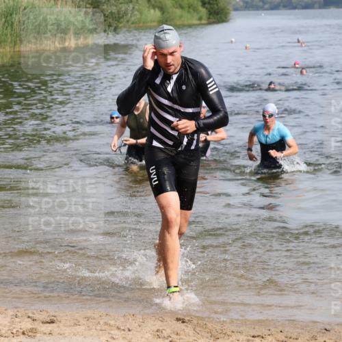 15.06.2025 - 27. Vierlanden-Triathlon Lena Gebhardt http://msf.ph/oto/8050298 15.06.2025 09:57:30 Schwimmen 287, 293, 298, 309, 324, 340 meine-sportfotos.de