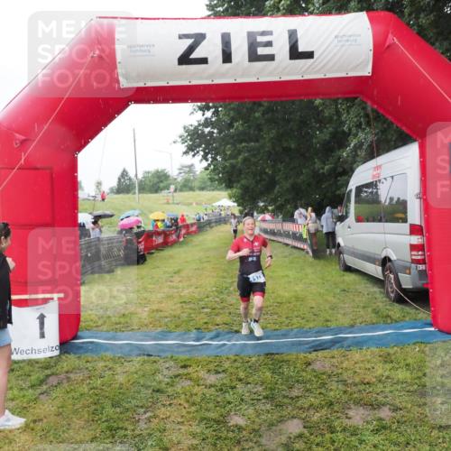 21.06.2025 - 27. Vierlanden-Triathlon MichiJ http://msf.ph/oto/8050299 15.06.2026 14:32:48 Ziel 1179 meine-sportfotos.de