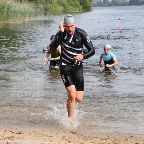 15.06.2025 - 27. Vierlanden-Triathlon Lena Gebhardt http://msf.ph/oto/8050300 15.06.2025 09:57:30 Schwimmen 287, 293, 298, 309, 324, 340 meine-sportfotos.de
