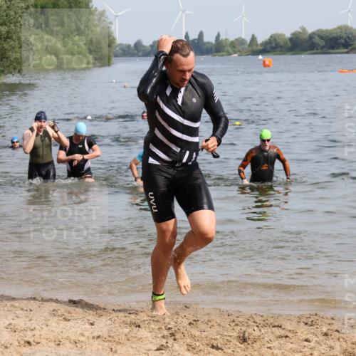 15.06.2025 - 27. Vierlanden-Triathlon Lena Gebhardt http://msf.ph/oto/8050305 15.06.2025 09:57:31 Schwimmen 287, 293, 298, 309, 324, 340 meine-sportfotos.de