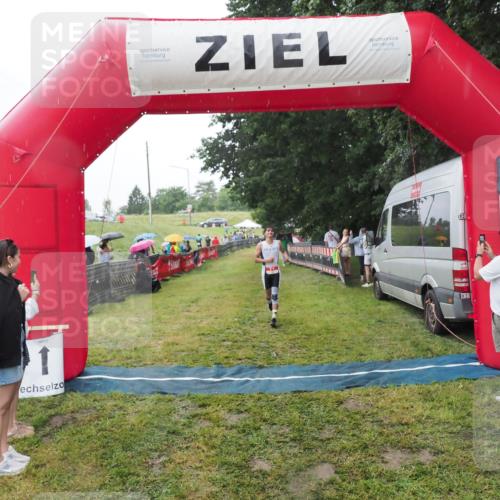 21.06.2025 - 27. Vierlanden-Triathlon MichiJ http://msf.ph/oto/8050306 15.06.2026 14:32:54 Ziel 71, 1179 meine-sportfotos.de