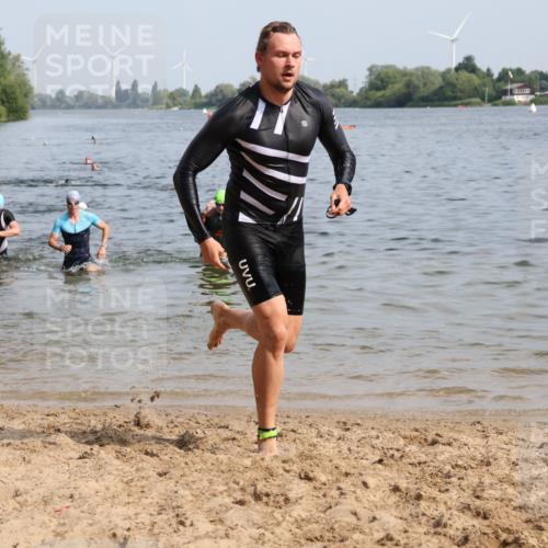 15.06.2025 - 27. Vierlanden-Triathlon Lena Gebhardt http://msf.ph/oto/8050307 15.06.2025 09:57:31 Schwimmen 287, 293, 298, 309, 324, 340 meine-sportfotos.de