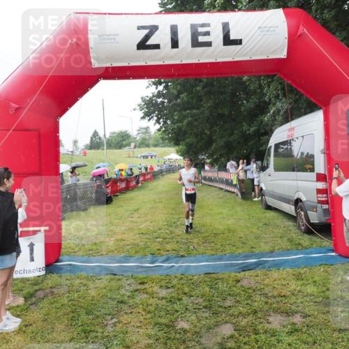 21.06.2025 - 27. Vierlanden-Triathlon MichiJ http://msf.ph/oto/8050310 15.06.2026 14:32:54 Ziel 71, 1179 meine-sportfotos.de