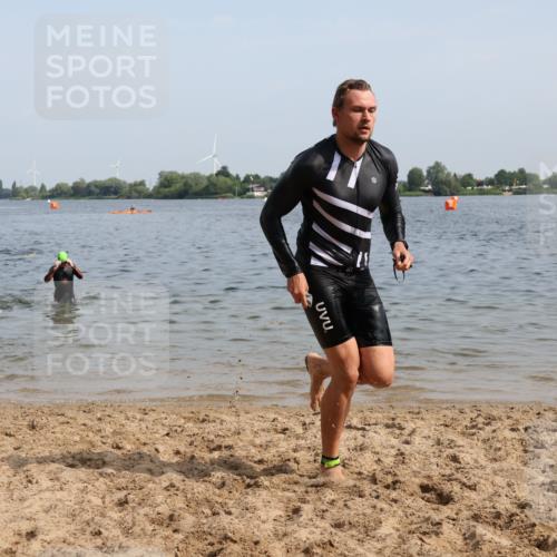 15.06.2025 - 27. Vierlanden-Triathlon Lena Gebhardt http://msf.ph/oto/8050311 15.06.2025 09:57:32 Schwimmen 287, 298, 309, 324, 340 meine-sportfotos.de