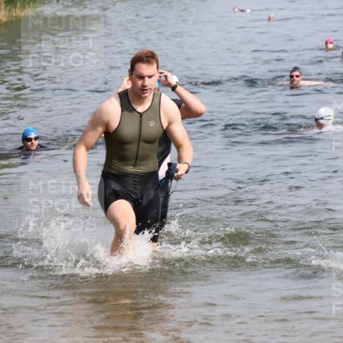 15.06.2025 - 27. Vierlanden-Triathlon Lena Gebhardt http://msf.ph/oto/8050316 15.06.2025 09:57:34 Schwimmen 287, 298, 309, 324, 340 meine-sportfotos.de