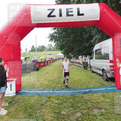 21.06.2025 - 27. Vierlanden-Triathlon MichiJ http://msf.ph/oto/8050320 15.06.2026 14:32:55 Ziel 71, 1179 meine-sportfotos.de