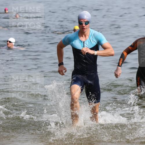 15.06.2025 - 27. Vierlanden-Triathlon Lena Gebhardt http://msf.ph/oto/8050322 15.06.2025 09:57:35 Schwimmen 287, 298, 309, 324, 340 meine-sportfotos.de