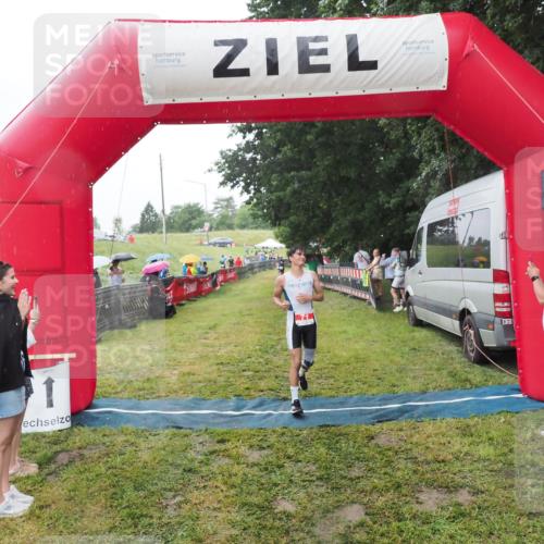 21.06.2025 - 27. Vierlanden-Triathlon MichiJ http://msf.ph/oto/8050325 15.06.2026 14:32:55 Ziel 71, 1179 meine-sportfotos.de