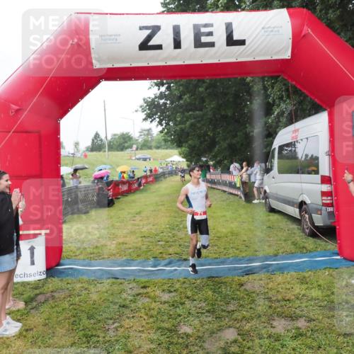 21.06.2025 - 27. Vierlanden-Triathlon MichiJ http://msf.ph/oto/8050326 15.06.2026 14:32:55 Ziel 71, 1179 meine-sportfotos.de