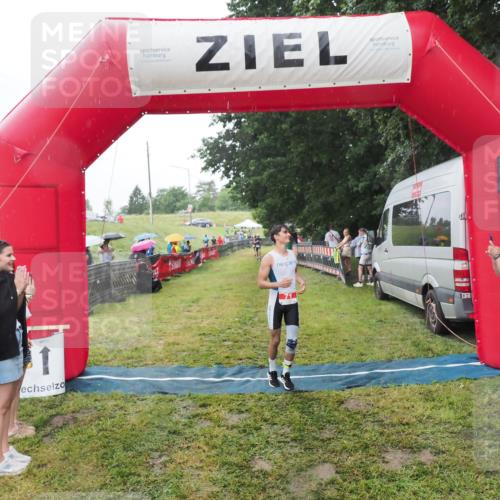 21.06.2025 - 27. Vierlanden-Triathlon MichiJ http://msf.ph/oto/8050328 15.06.2026 14:32:55 Ziel 71, 1179 meine-sportfotos.de