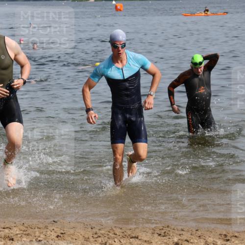 15.06.2025 - 27. Vierlanden-Triathlon Lena Gebhardt http://msf.ph/oto/8050329 15.06.2025 09:57:36 Schwimmen 287, 298, 309, 324, 340, 827 meine-sportfotos.de