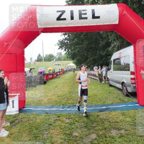 21.06.2025 - 27. Vierlanden-Triathlon MichiJ http://msf.ph/oto/8050331 15.06.2026 14:32:55 Ziel 71, 1179 meine-sportfotos.de