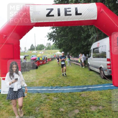 21.06.2025 - 27. Vierlanden-Triathlon MichiJ http://msf.ph/oto/8050333 15.06.2026 14:33:02 Ziel 1262, 1307 meine-sportfotos.de