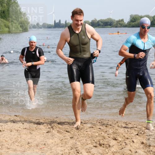 15.06.2025 - 27. Vierlanden-Triathlon Lena Gebhardt http://msf.ph/oto/8050334 15.06.2025 09:57:37 Schwimmen 287, 298, 309, 324, 340, 827 meine-sportfotos.de