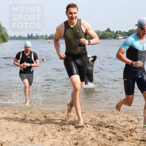 15.06.2025 - 27. Vierlanden-Triathlon Lena Gebhardt http://msf.ph/oto/8050338 15.06.2025 09:57:38 Schwimmen 287, 298, 309, 340, 827 meine-sportfotos.de