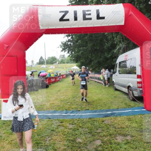 21.06.2025 - 27. Vierlanden-Triathlon MichiJ http://msf.ph/oto/8050339 15.06.2026 14:33:02 Ziel 1262, 1307 meine-sportfotos.de
