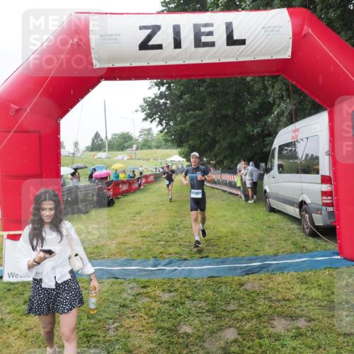 21.06.2025 - 27. Vierlanden-Triathlon MichiJ http://msf.ph/oto/8050341 15.06.2026 14:33:02 Ziel 1262, 1307 meine-sportfotos.de