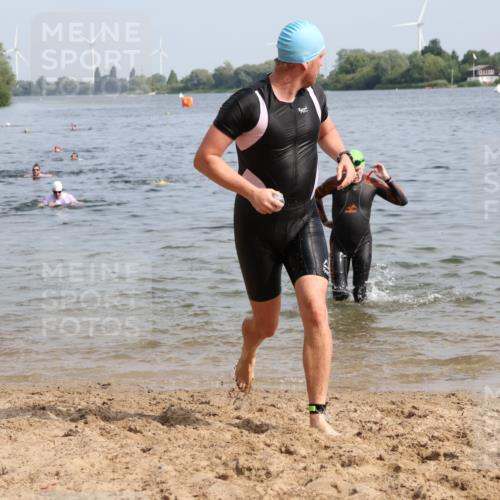 15.06.2025 - 27. Vierlanden-Triathlon Lena Gebhardt http://msf.ph/oto/8050342 15.06.2025 09:57:39 Schwimmen 287, 298, 309, 340, 827 meine-sportfotos.de