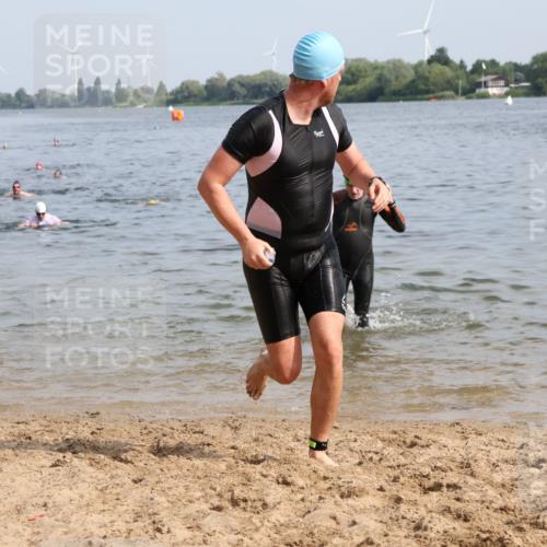 15.06.2025 - 27. Vierlanden-Triathlon Lena Gebhardt http://msf.ph/oto/8050344 15.06.2025 09:57:39 Schwimmen 287, 298, 309, 340, 827 meine-sportfotos.de