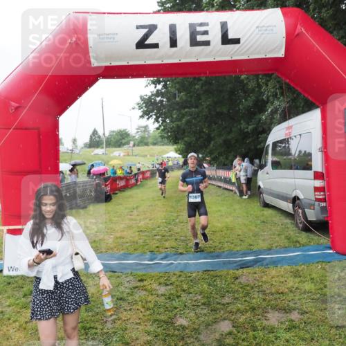 21.06.2025 - 27. Vierlanden-Triathlon MichiJ http://msf.ph/oto/8050345 15.06.2026 14:33:02 Ziel 1262, 1307 meine-sportfotos.de