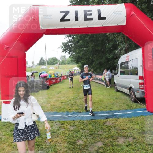 21.06.2025 - 27. Vierlanden-Triathlon MichiJ http://msf.ph/oto/8050347 15.06.2026 14:33:03 Ziel 1262, 1307 meine-sportfotos.de