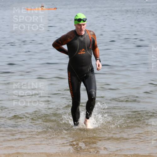 15.06.2025 - 27. Vierlanden-Triathlon Lena Gebhardt http://msf.ph/oto/8050350 15.06.2025 09:57:41 Schwimmen 287, 291, 298, 309, 330, 340, 827 meine-sportfotos.de