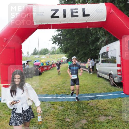 21.06.2025 - 27. Vierlanden-Triathlon MichiJ http://msf.ph/oto/8050351 15.06.2026 14:33:03 Ziel 1262, 1307 meine-sportfotos.de