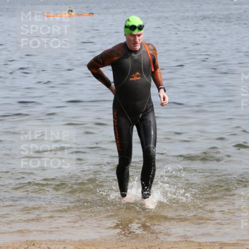 15.06.2025 - 27. Vierlanden-Triathlon Lena Gebhardt http://msf.ph/oto/8050352 15.06.2025 09:57:41 Schwimmen 287, 291, 298, 309, 330, 340, 827 meine-sportfotos.de