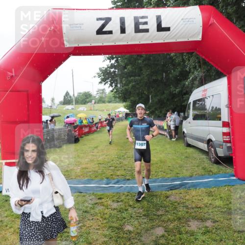 21.06.2025 - 27. Vierlanden-Triathlon MichiJ http://msf.ph/oto/8050353 15.06.2026 14:33:03 Ziel 1262, 1307 meine-sportfotos.de