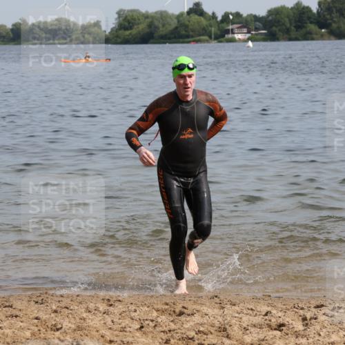15.06.2025 - 27. Vierlanden-Triathlon Lena Gebhardt http://msf.ph/oto/8050354 15.06.2025 09:57:42 Schwimmen 287, 291, 298, 330, 340, 827 meine-sportfotos.de