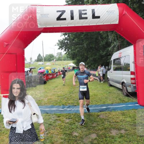 21.06.2025 - 27. Vierlanden-Triathlon MichiJ http://msf.ph/oto/8050355 15.06.2026 14:33:03 Ziel 1262, 1307 meine-sportfotos.de
