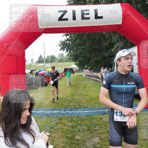 21.06.2025 - 27. Vierlanden-Triathlon MichiJ http://msf.ph/oto/8050357 15.06.2026 14:33:05 Ziel 1262, 1307 meine-sportfotos.de