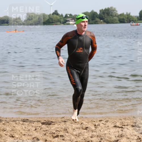 15.06.2025 - 27. Vierlanden-Triathlon Lena Gebhardt http://msf.ph/oto/8050358 15.06.2025 09:57:43 Schwimmen 287, 291, 298, 330, 340, 827 meine-sportfotos.de