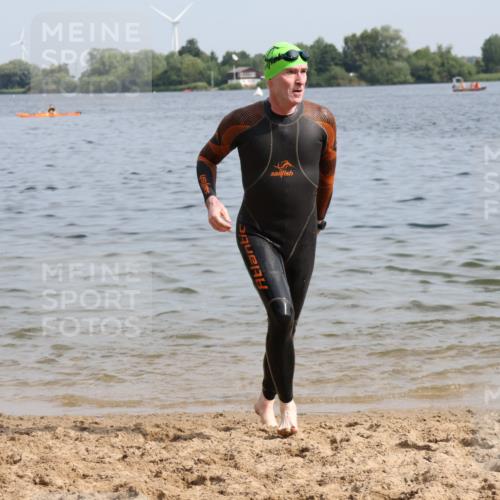 15.06.2025 - 27. Vierlanden-Triathlon Lena Gebhardt http://msf.ph/oto/8050360 15.06.2025 09:57:44 Schwimmen 287, 291, 298, 330, 340, 827 meine-sportfotos.de