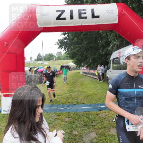 21.06.2025 - 27. Vierlanden-Triathlon MichiJ http://msf.ph/oto/8050361 15.06.2026 14:33:05 Ziel 1262, 1307 meine-sportfotos.de