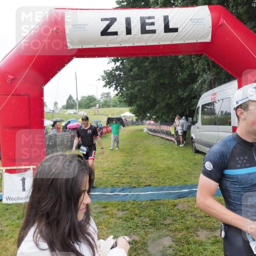 21.06.2025 - 27. Vierlanden-Triathlon MichiJ http://msf.ph/oto/8050363 15.06.2026 14:33:05 Ziel 1262, 1307 meine-sportfotos.de