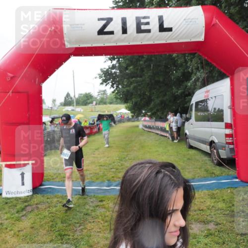 21.06.2025 - 27. Vierlanden-Triathlon MichiJ http://msf.ph/oto/8050371 15.06.2026 14:33:06 Ziel 1262, 1307 meine-sportfotos.de