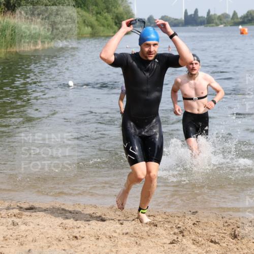 15.06.2025 - 27. Vierlanden-Triathlon Lena Gebhardt http://msf.ph/oto/8050372 15.06.2025 09:57:48 Schwimmen 287, 291, 330, 340, 347, 827 meine-sportfotos.de