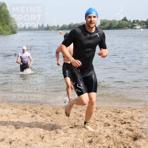 15.06.2025 - 27. Vierlanden-Triathlon Lena Gebhardt http://msf.ph/oto/8050375 15.06.2025 09:57:50 Schwimmen 291, 330, 347, 827 meine-sportfotos.de